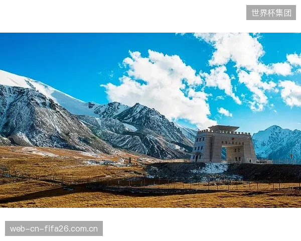 阿兹特克球场见证两代球王登基，其独特的草皮和高原环境对任何球队都是严峻考验。